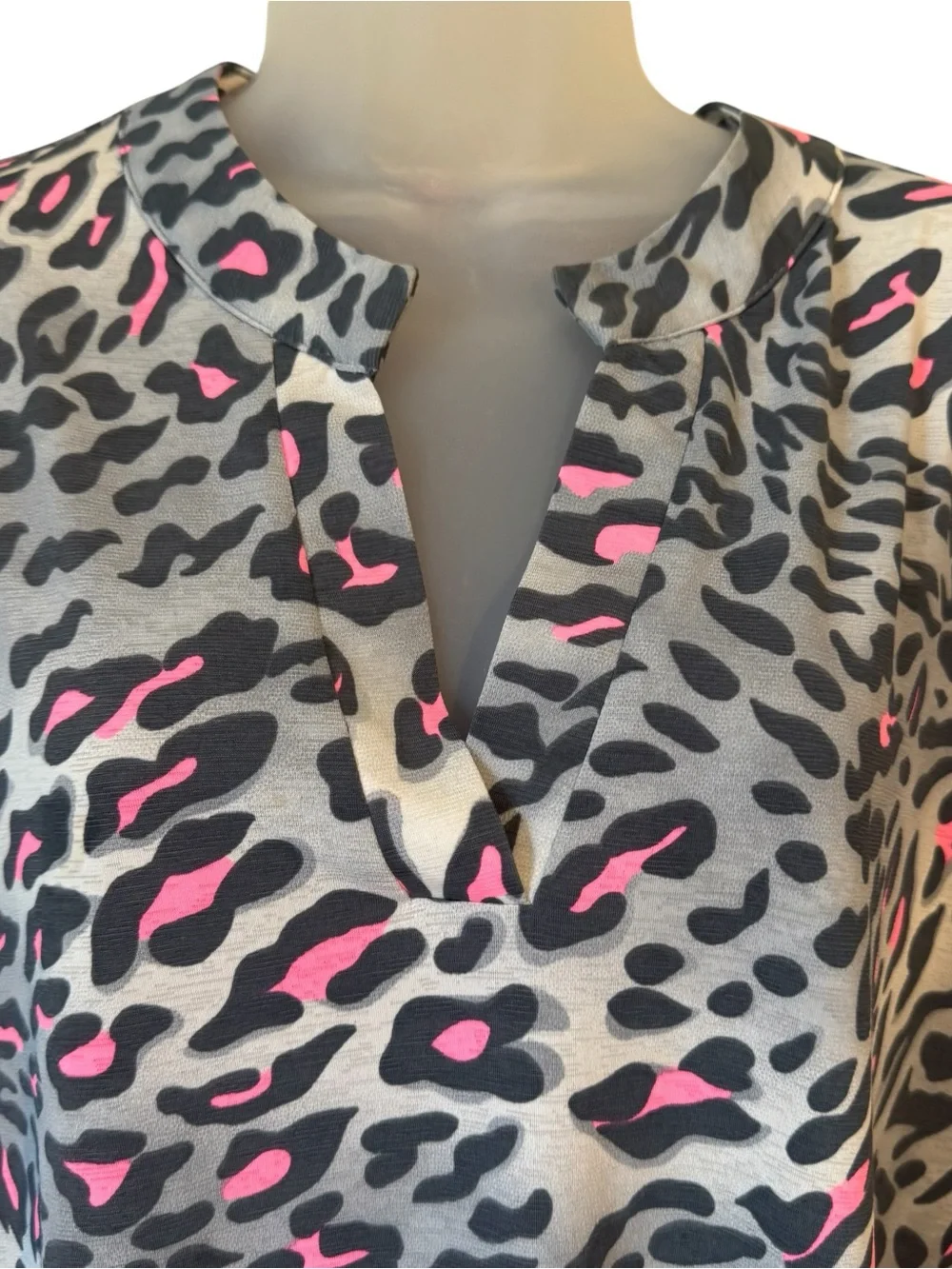 Women's Grey and Pink Leopard Print Top - PLUS: 2X #E - Picture 2 of 7